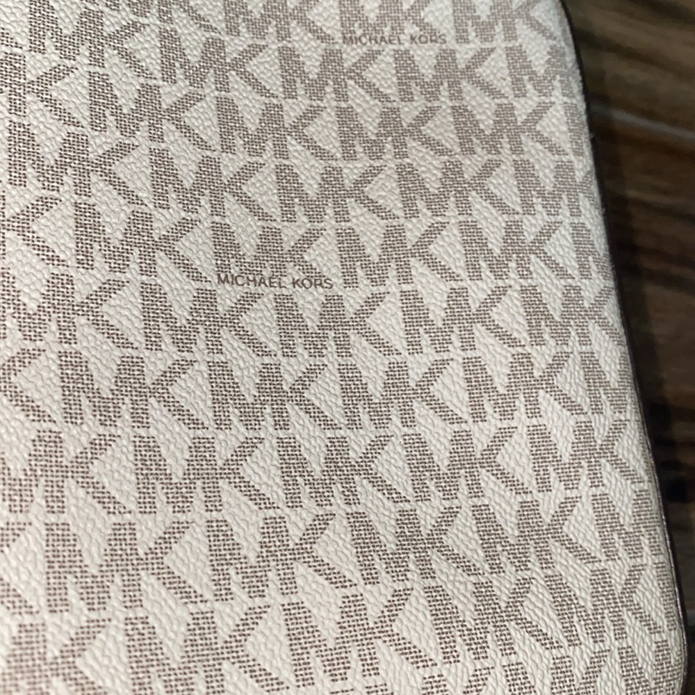 🌵Michael Kors White and Tan Crossbody Bag! - Picture 10 of 13